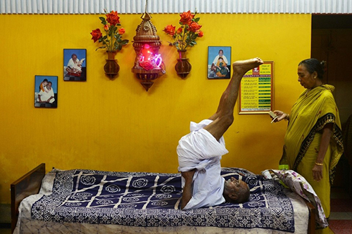 I Swami Sivanandas dagliga rutin ingår bland annat yoga. Foto: Shutterstock